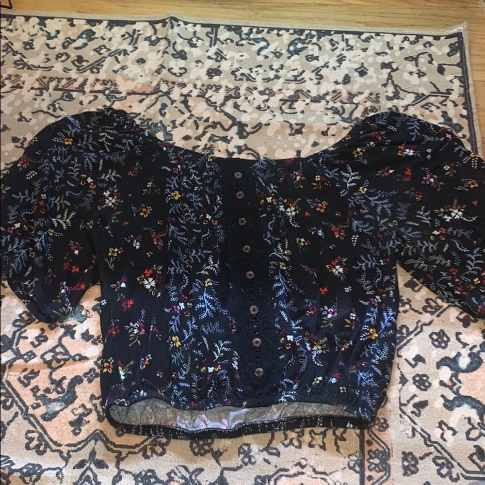 Black shoulder shirt with flowers